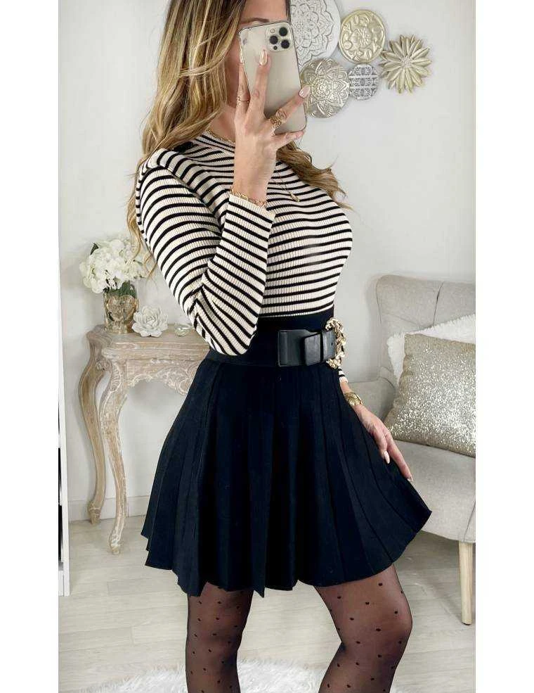 Mon Pull Rayé Blanc Et Noir "épaulé Et Jolis Boutons" 3 Mon Pull Rayé Blanc Et Noir "épaulé Et Jolis Boutons"