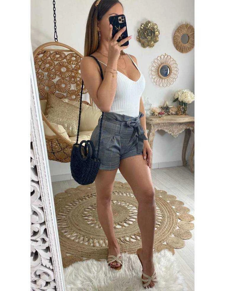 Mon Short Gris à Carreaux Taille Haute 3 Mon Short Gris à Carreaux Taille Haute