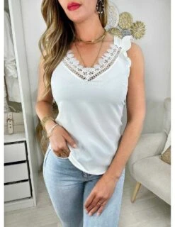 Mon Top Blanc " Col Brodé Et Petits Volants" -Elegance Douce Boutique mon top blanc col brode et petits volants 2